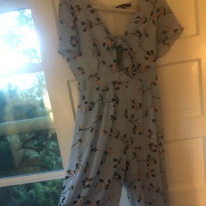 Flowery jumpsuit with cutout